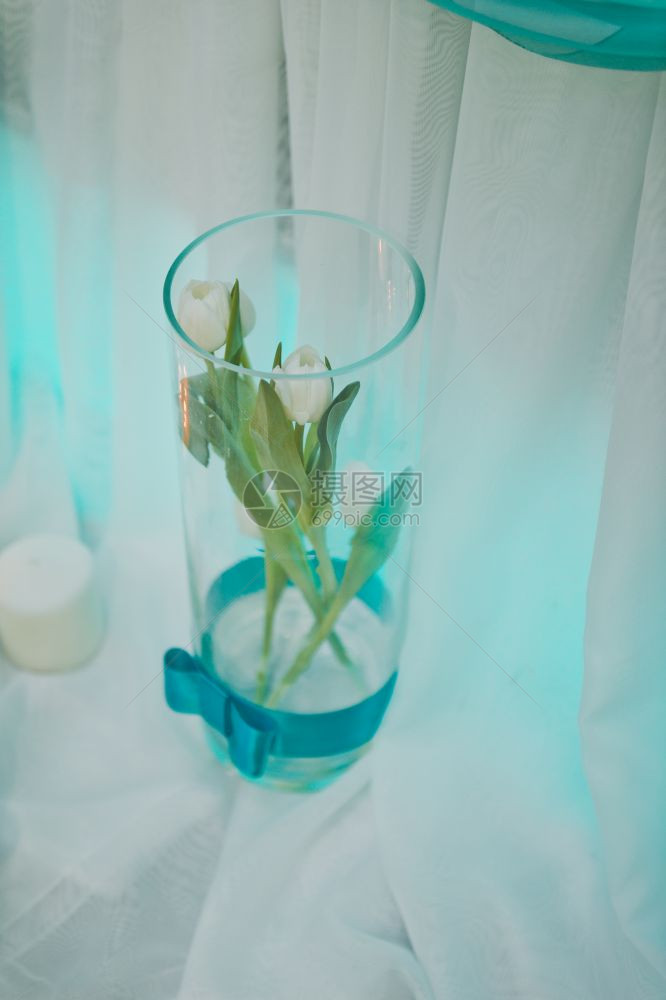 装饰白玫瑰在玻璃花瓶里的小白玫瑰在玻璃花瓶里8792图片