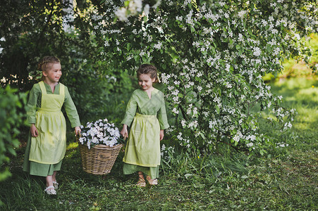 两个女孩拿着一篮子830花图片