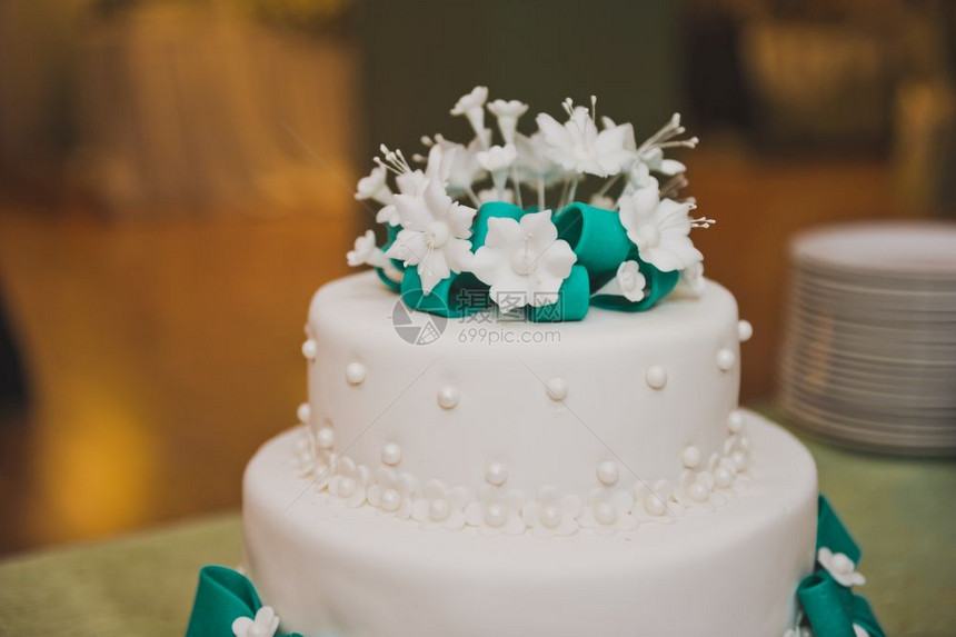 盛大的甜蛋糕装饰着金丝雀的带婚礼蛋糕装饰着丝带和花朵846图片