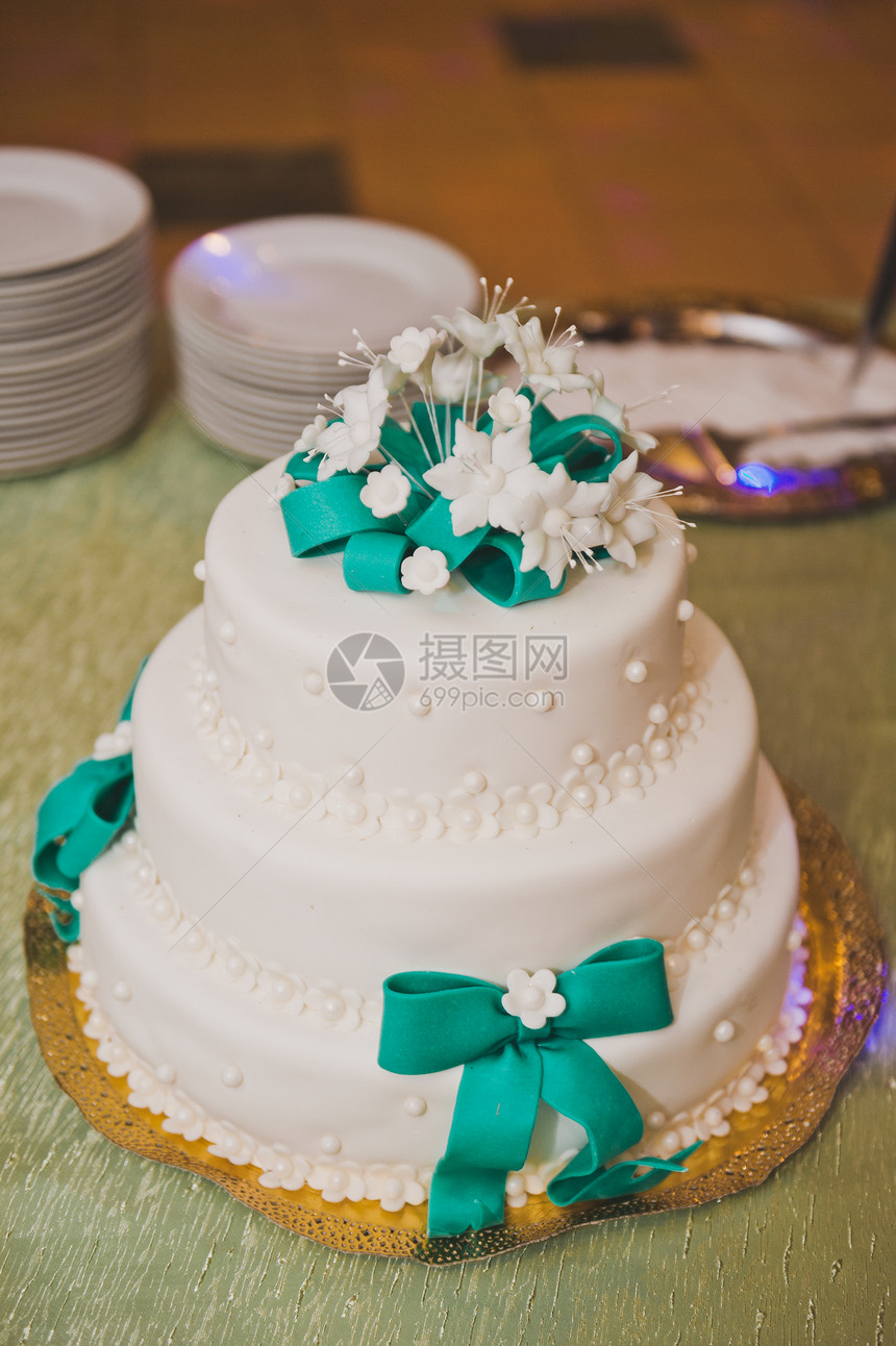 盛大的甜蛋糕装饰着金丝雀的带婚礼蛋糕装饰着丝带和花朵849图片