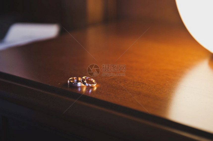 白灯周围的订婚戒指清漆桌灯的婚戒80图片