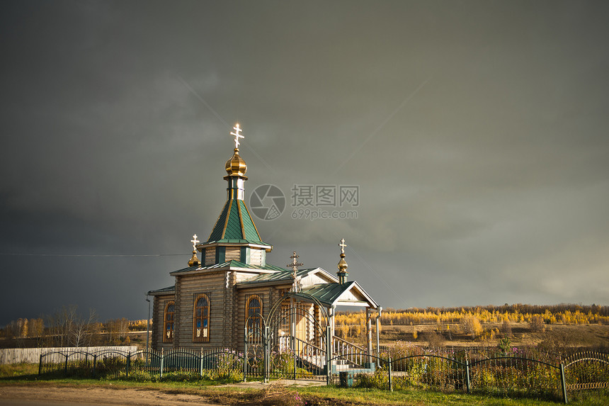 下诺夫哥罗德地区斯特雷尔卡村的东正教木制教堂8190年暴风雨天空背景下的木制教堂图片