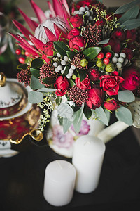 花朵装饰了茶桌上一束花茶杯7936背景图片