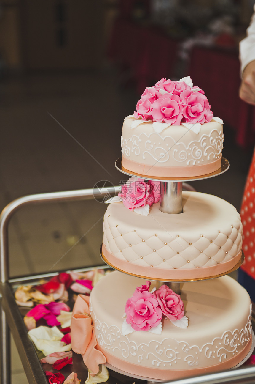 一个三层的蛋糕粉红色花782图片