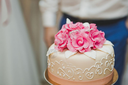 一个三层的蛋糕粉红色花7829图片