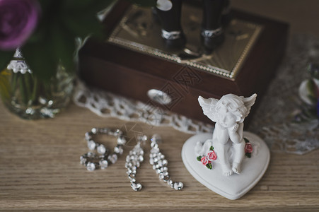 珠宝柜女珠宝放在桌子上面有盒和数字天使雕像放在第704号柜台上背景