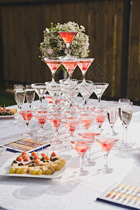 有口皆杯一张有零食和香槟杯金字塔的桌子美丽假日桌还有零食和725眼镜的金字塔背景