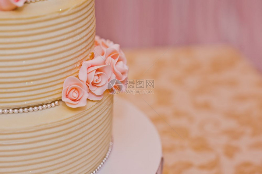 节日桌上可食的蛋糕甜美和玫瑰花78图片