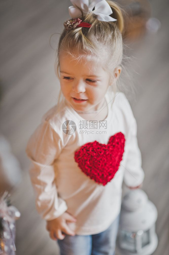 胸前有心的小孩胸前有红心728型的毛衣图片