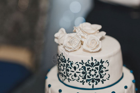有深蓝色的蛋糕和玫瑰在76的婚礼蛋糕上装饰着蓝色的蛋糕图片