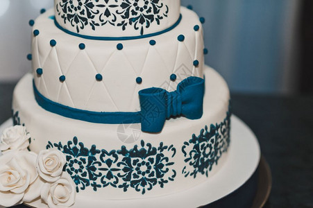 有深蓝色的蛋糕和玫瑰在婚礼上装饰了蓝色的蛋糕769背景图片