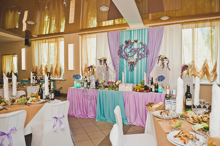 带有装饰品的节日厅由粉色和蓝节日厅7025装饰图片