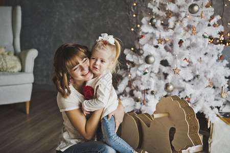 圣诞节装饰背景的家庭肖像母亲和孩子对圣诞节装饰背景的拥抱710图片