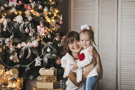 快乐的母亲和女儿在圣诞绿树725上玩耍图片
