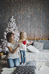 在圣诞树周围的家庭游戏快乐的圣诞节7361日图片