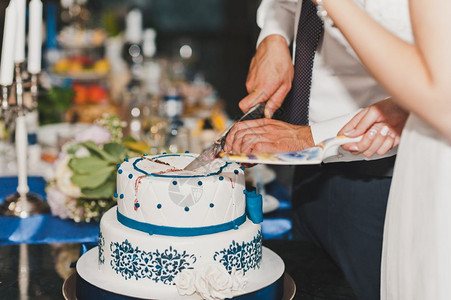 这对夫妇为客人分享了一个结婚蛋糕礼的Goodies768分割图片