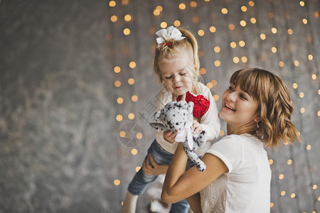 圣诞灯笼上的快乐女儿和母亲背景图片
