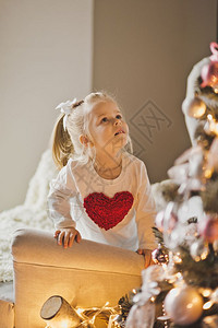 婴儿在圣诞树上玩装饰游戏孩子在圣诞节装饰品7280上肖像图片