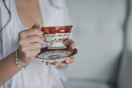 早茶早上茶杯在女人手里7943图片