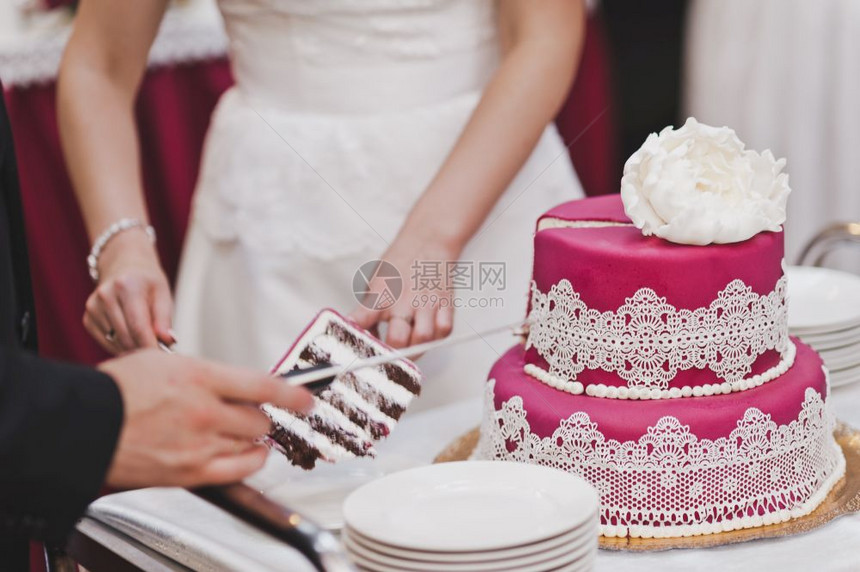 结婚蛋糕的部分割和古迪斯一起的新娘来喝茶793图片