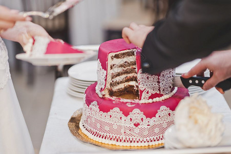 结婚蛋糕的部分割和古迪斯一起的新娘来喝茶796图片
