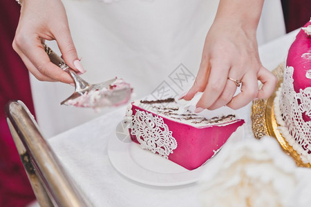 和古迪斯一起的新娘招待客人喝茶分成婚礼蛋糕791的部分图片
