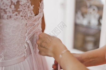 新娘衣着的朋友703年的拉紧伴娘礼服过程图片