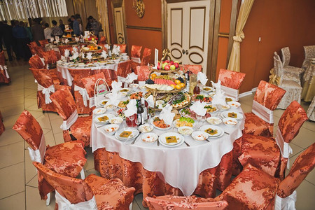 富有的拉登配菜7980种不同食物的餐桌图片