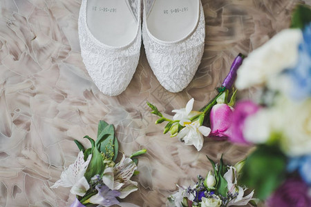 鞋和花放在地上女人层701方白色的拖鞋背景图片