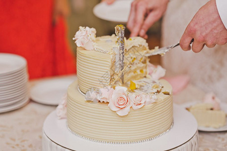 切蛋糕给客人分享的过程黄色蛋糕切成783块图片