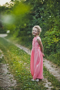 穿着长的粉红裙子女孩假扮自然背景穿着晚礼服的女孩漂亮肖像图片