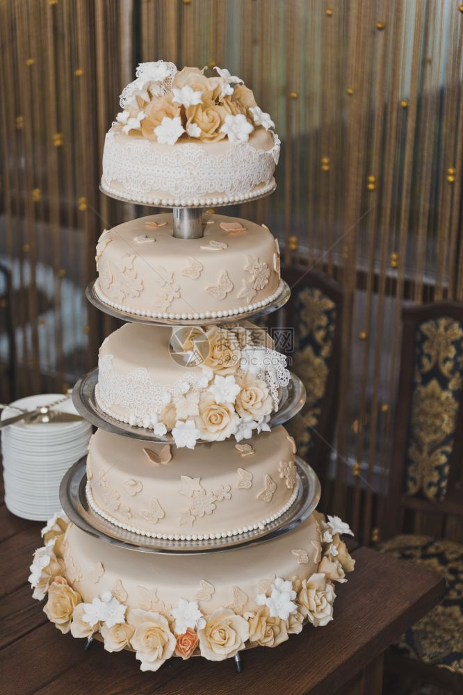 桌子上4层的蛋糕一张大婚礼蛋糕6719层的4图片