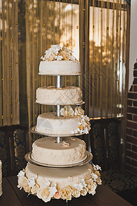 桌子上4层的蛋糕一张大婚礼蛋糕4层6723图片