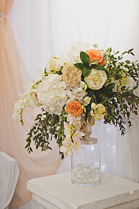 窗帘上多色花束朵白窗帘6714的花瓶里一束美丽的花朵图片