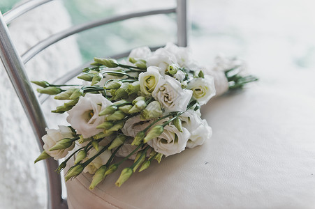 一束花放在椅子上一束白花躺在凳子上6245图片