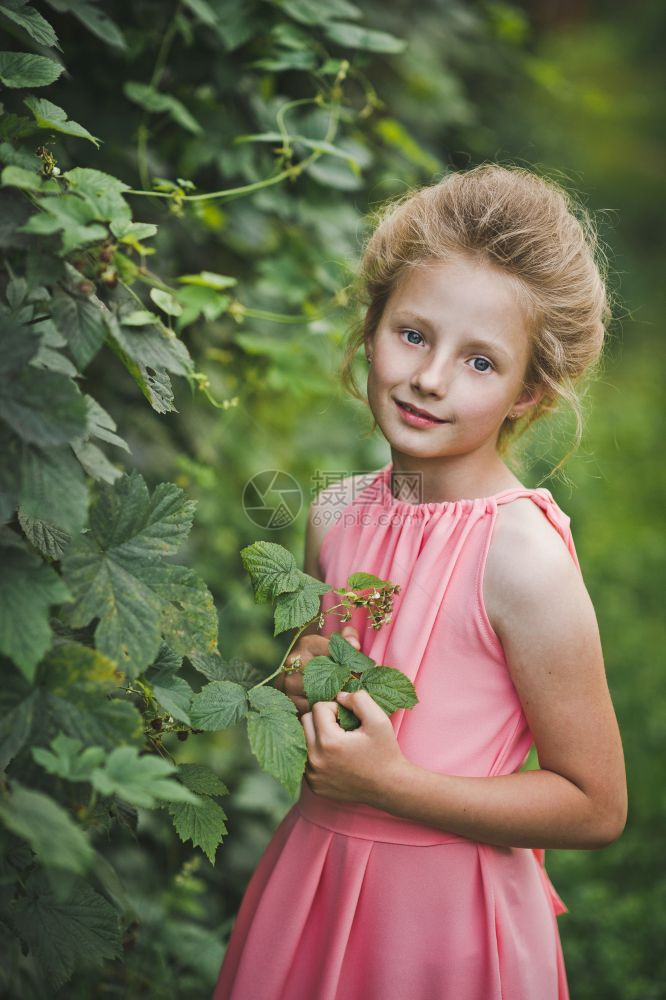 花园里一个孩子的快乐肖像图片
