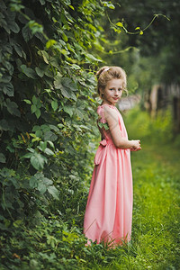 花园里一个孩子的喜悦肖像儿童在一个盛开的花园里60图片