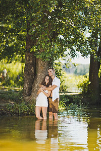 绿湖海岸一对年轻夫妇的肖像6301林湖海岸的温柔拥抱图片