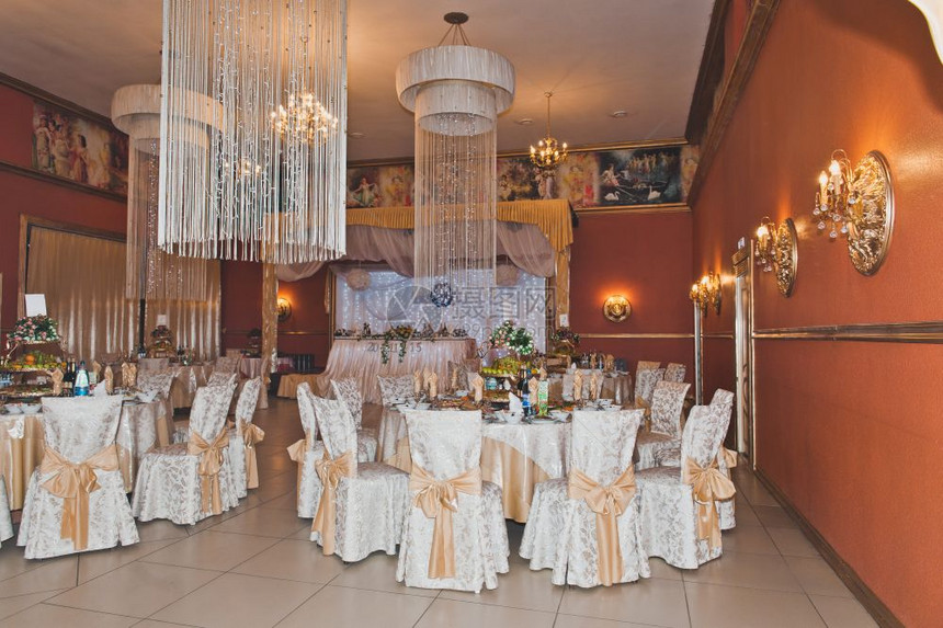 装饰得很漂亮的节日礼堂6148号桌布满的Banquet大厅图片