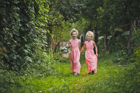 孩子们走在花园小巷上沿着夏令营6581路走图片