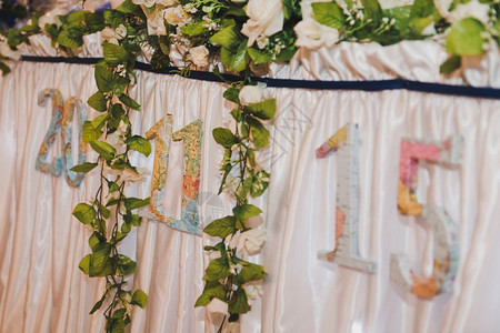 节日桌布和鲜花的装饰盛布和鲜花的节日桌617背景
