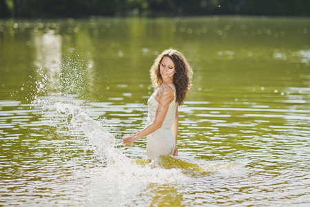 湖边的水很快乐女孩在6342湖的腰部深处喷水图片