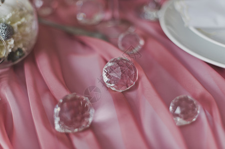 粉色布料上的玻璃球粉色布料上是玻璃球和642号婚礼的空白邀请函图片