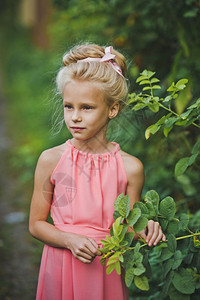 树丛里有毛发和化妆的女孩肖像绿灌木里有孩子的肖像637图片