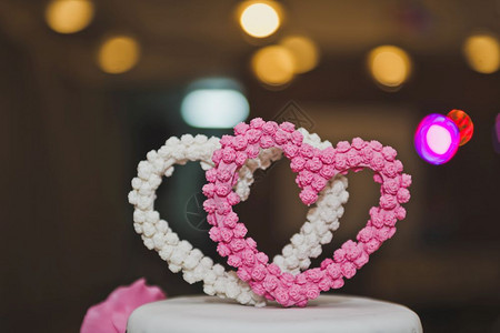 用粉红花和心的蛋糕装饰着粉红心和花的甜蛋糕672背景图片