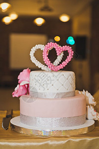 用粉红花和心的蛋糕装饰着粉红心和花的甜蛋糕673背景图片