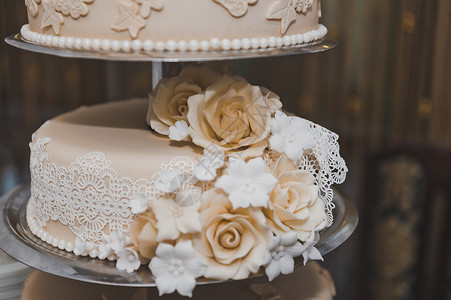用奶油色花朵装饰的婚礼蛋糕奶油色米色花蛋糕6717高清图片