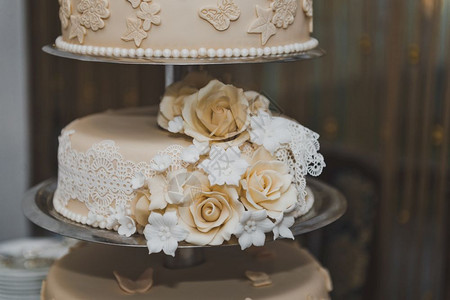 用奶油色花朵装饰的婚礼蛋糕奶油色的米色花蛋糕6718图片