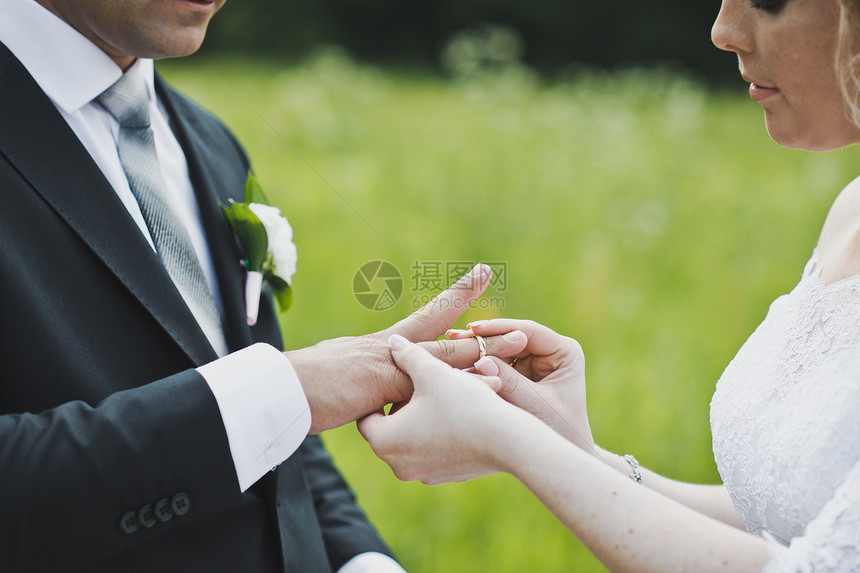 夫妻订婚过程结戒指的交换6753图片