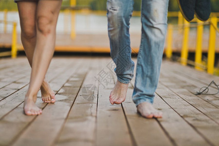 两双赤脚踩在6548号船坞的板子上图片